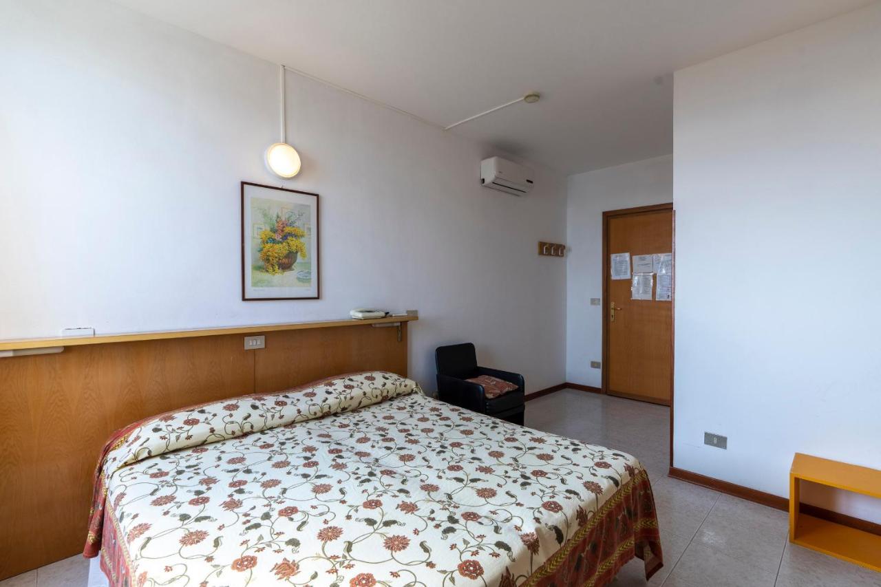 Albergo Ristorante Lucciola Santo Stefano al Mare Kültér fotó