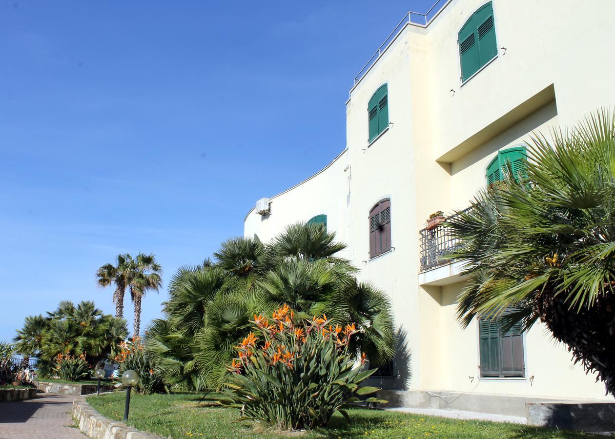 Albergo Ristorante Lucciola Santo Stefano al Mare Kültér fotó