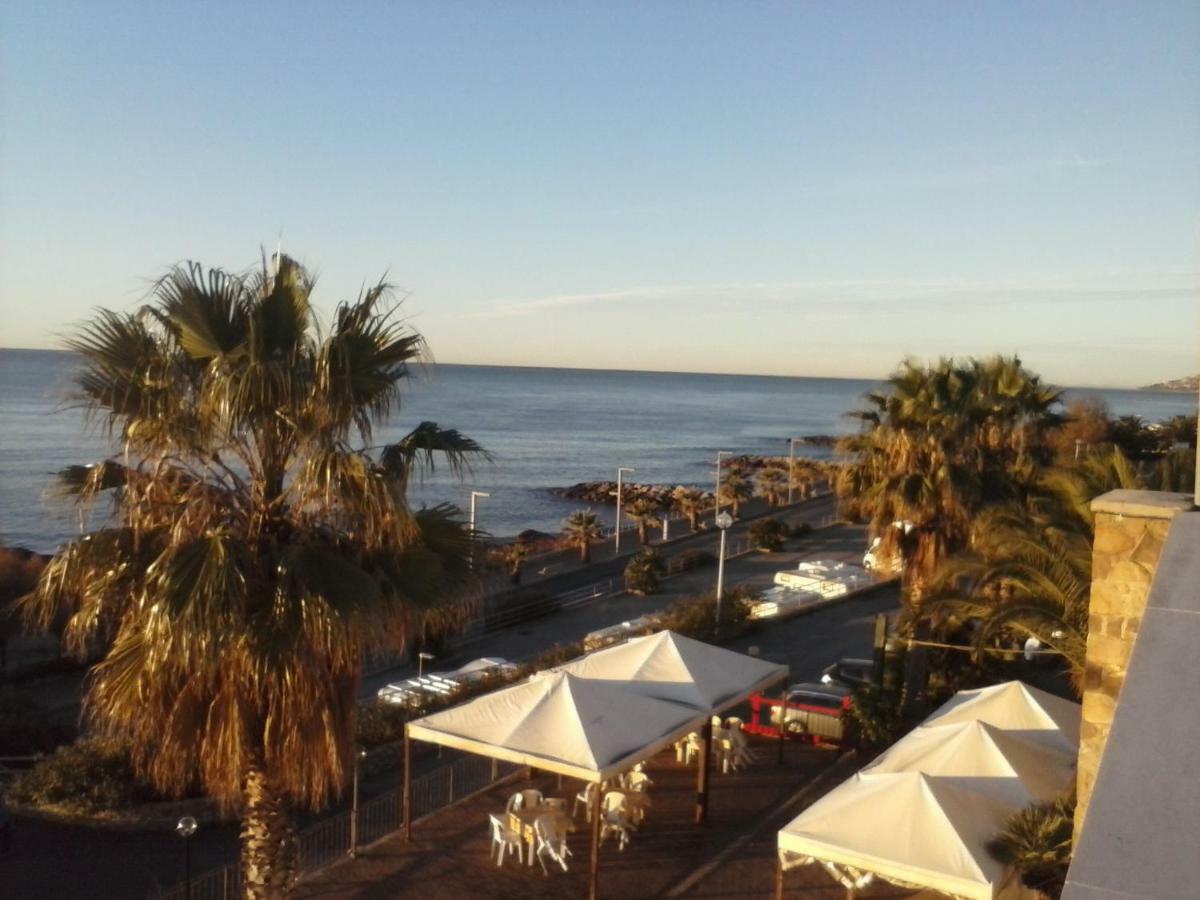 Albergo Ristorante Lucciola Santo Stefano al Mare Kültér fotó